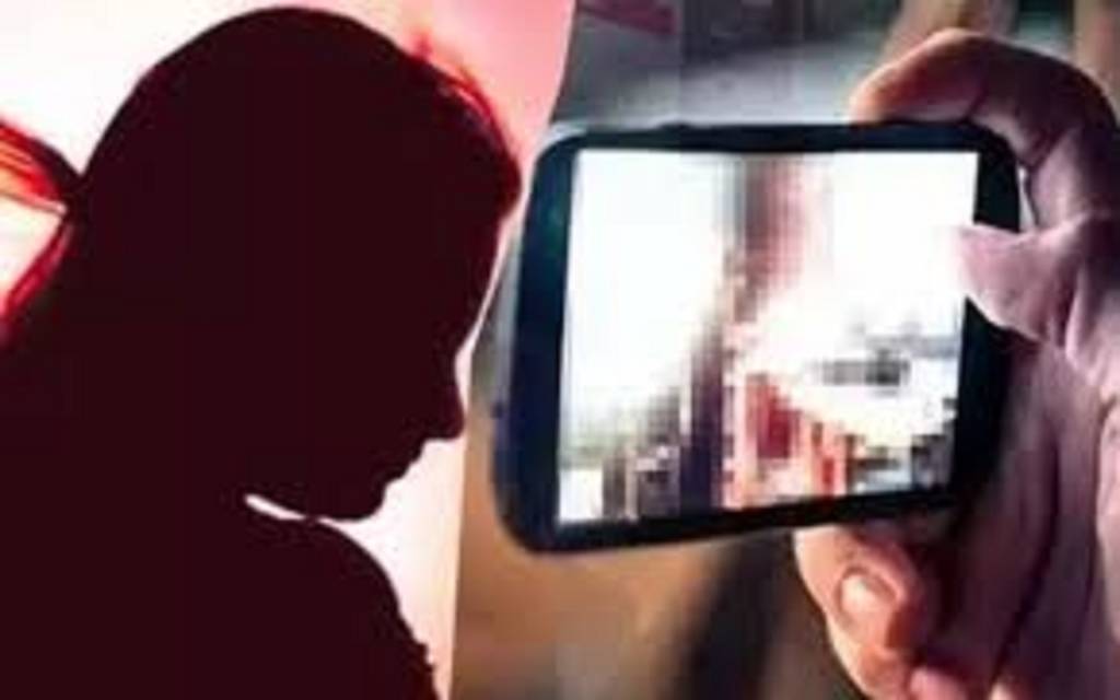 किशोरी से दुष्कर्म कर वीडियो बनाकर किया वायरल, कोर्ट के आदेश पर 10 माह बाद आरोपी के ख़िलाफ़ हुआ मुकदमा