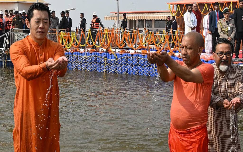 महाकुंभ में भूटान नरेश और सीएम योगी ने संगम में लगाई डुबकी, गंगा पूजन के बाद बड़े हनुमान मंदिर में की पूजा