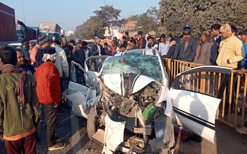 महाकुंभ से लौट रही कार हाइवे पर खड़ी बस में घुसी, 2 की मौत, 3 गंभीर