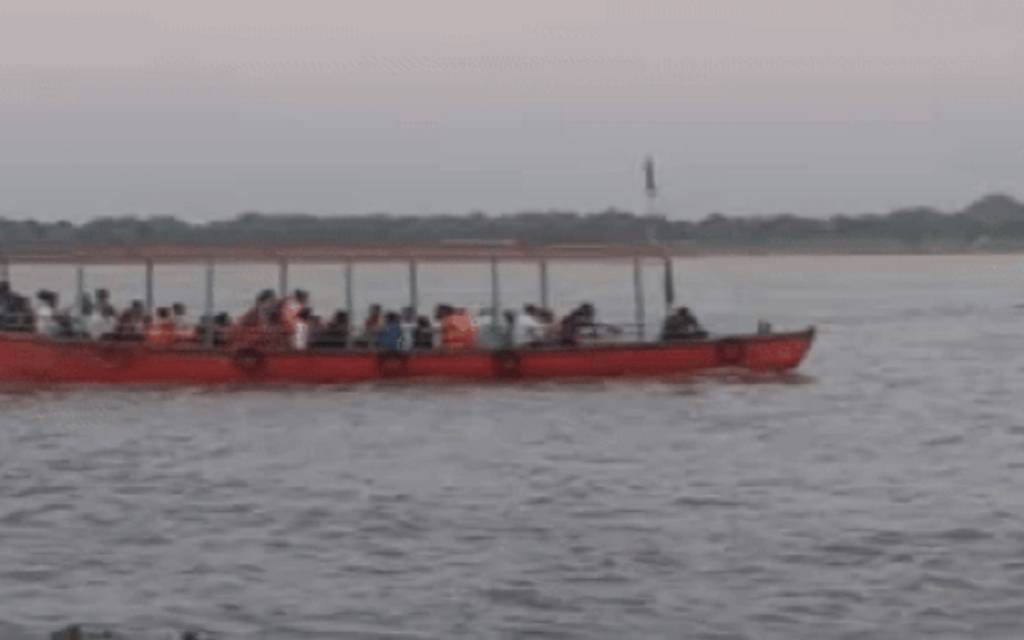 दशाश्वमेध पर आरती दिखाने का वादा कर ले जाने लगा अस्सी, विरोध किया तो गंगा में डुबाने की दी धमकी, FIR