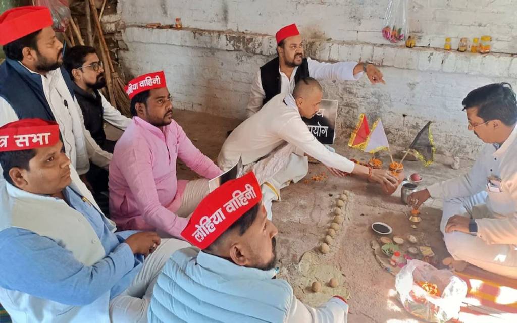 अखिलेश यादव ने कल भेजा था कफन तो काशी में सपाइयों ने किया चुनाव आयोग का पिंडदान