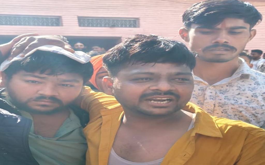 अयोध्या के हनुमानगढ़ी परिसर में पुलिस ने प्रसाद विक्रेता को पीटा, सिर फटा, व्यापारियों ने जमकर की नारेबाजी, बंद की दुकानें