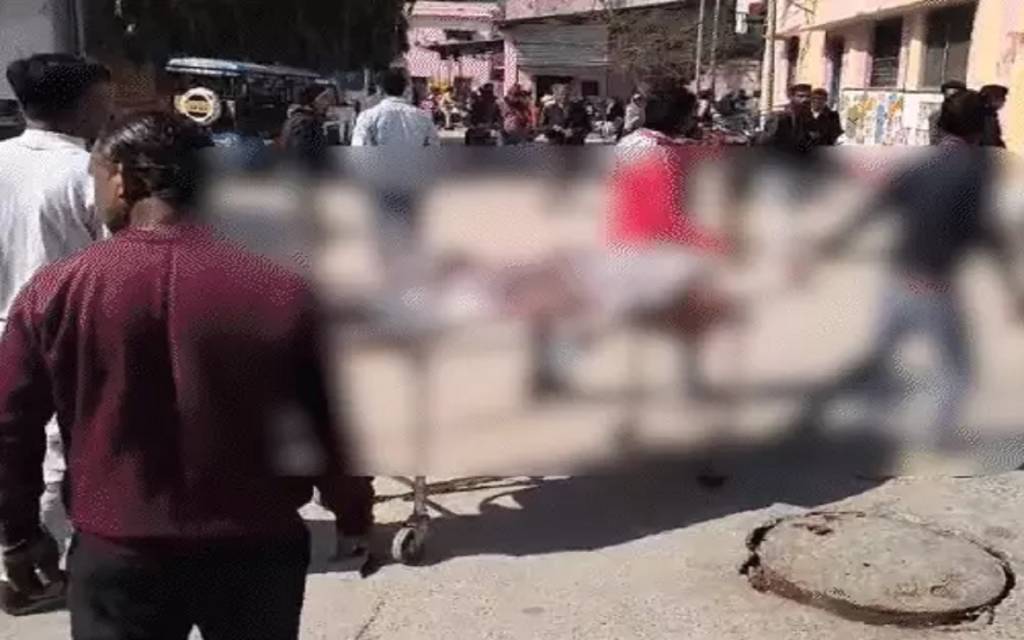 बरेली की मांझा फैक्ट्री में ब्लास्ट: तीन के उड़े चीथड़े, मालिक का हाथ कटकर 5 फीट दूर गिरा, शीशा ग्राइंडिंग के दौरान हुआ धमाका