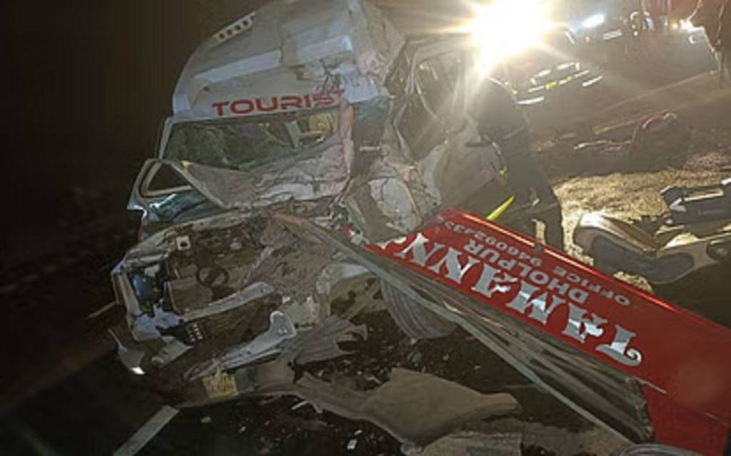 यमुना एक्सप्रेस-वे पर खड़ी बस से टकराया महाकुंभ से लौट रहा टूरिस्ट बस, दो लोगों की मौत, 12 जख्मी