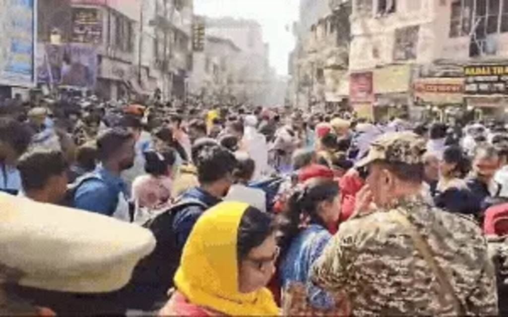 महाकुंभ पलट प्रवाह : गंगा घाट पर श्रद्धालुओं की खचाखच भीड़, बाबा दरबार में दर्शन को लगी तीन किलोमीटर लंबी कतार, ड्रोन से रखी जा रही नजर
