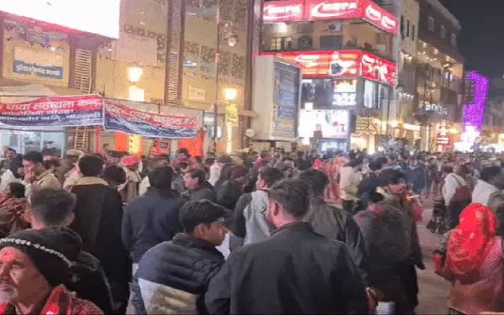 महाकुंभ से लौटने वाले श्रद्धालुओं से पटी काशी की सड़कें और गलियां, विश्वनाथ मंदिर और दशाश्वमेध घाट तक उमड़ी भीड़