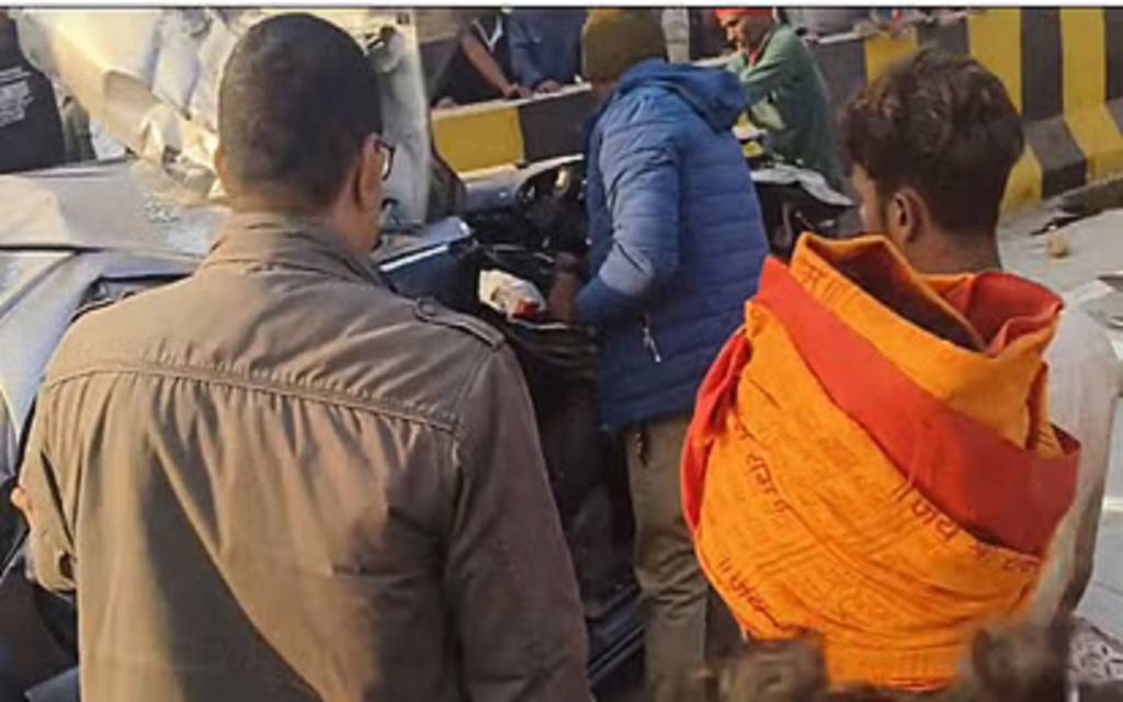वाराणसी से मुंबई जाते समय खड़ी ट्रक से टकराई कार, दो की मौत, दो घायल