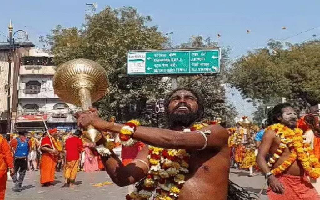 काशी में नागा साधुओं ने शरीर पर भभूत लगाकर बैंडबाजा के साथ निकाली पेशवाई, बाबाओं ने लहराईं तलवारें, आराध्यदेव के लगाए जयकारे