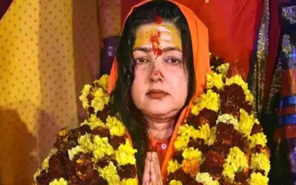 इस्तीफा देने के 2 दिन बाद फिर महामंडलेश्वर बनीं ममता कुलकर्णी