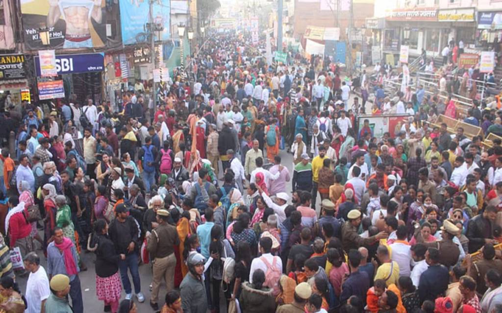  महाकुंभ के पलट प्रवाह का असर कुछ ऐसा विश्वनाथ धाम में उमड़ा श्रद्धालुओं का सैलाब, दोपहर तक तीन लाख भक्तों ने नवाया शीश