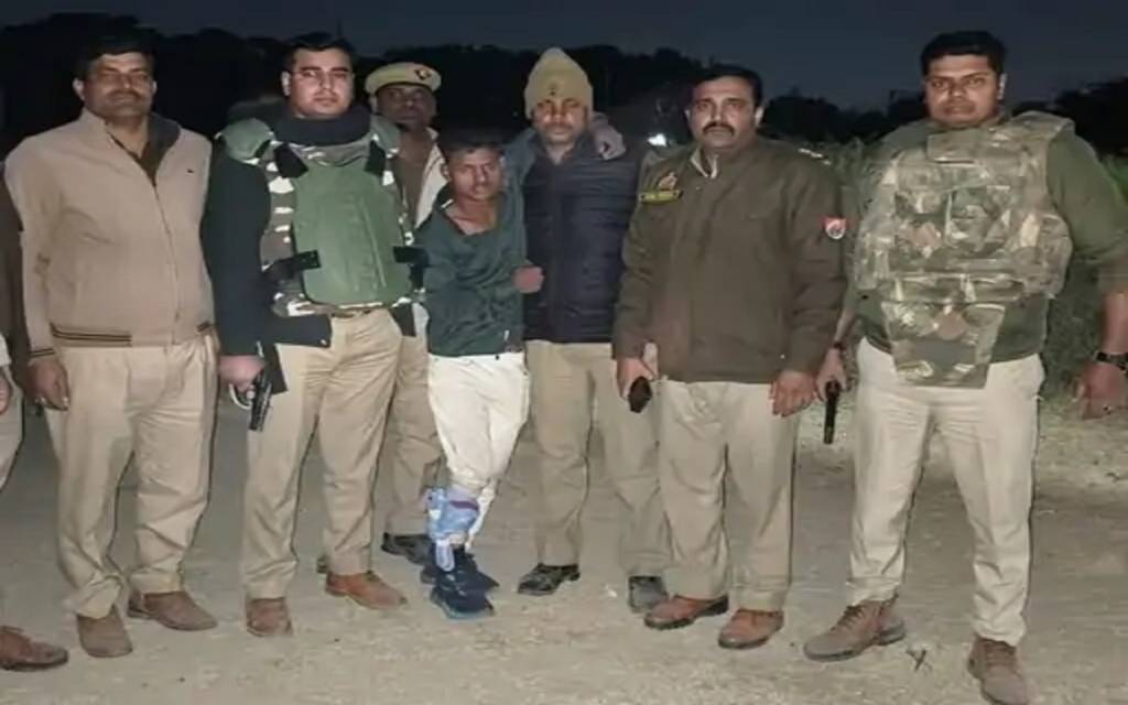 वाराणसी में पुलिस की बदमाशों से मुठभेड़, जवाबी फायरिंग में पैर में लगी गोली, 12 मुकदमे हैं दर्ज