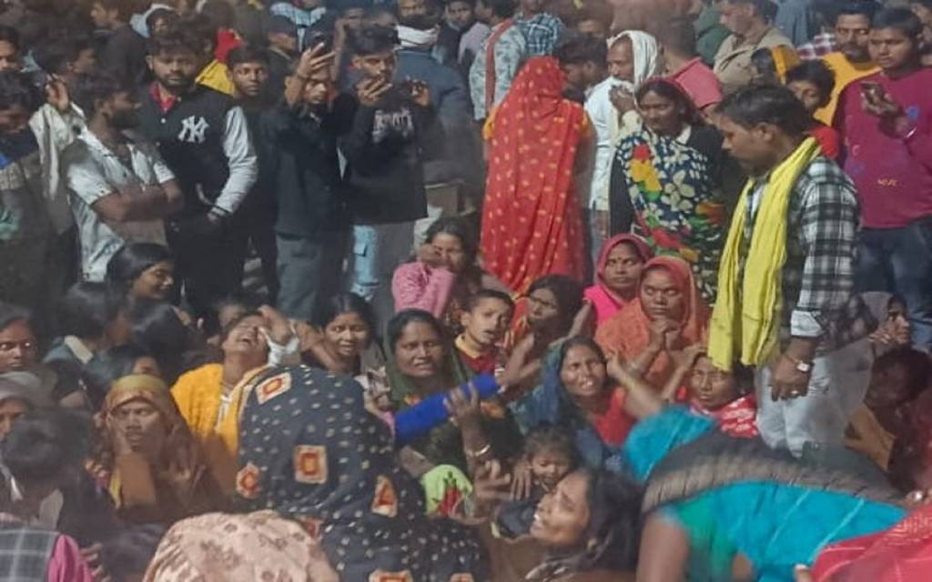 युवक की शव लेकर कठिरांव चौराहे पर परिजनों ने देर रात तक दिया धरना, 15 दिन पहले मनबढ़ों ने की थी पिटाई
