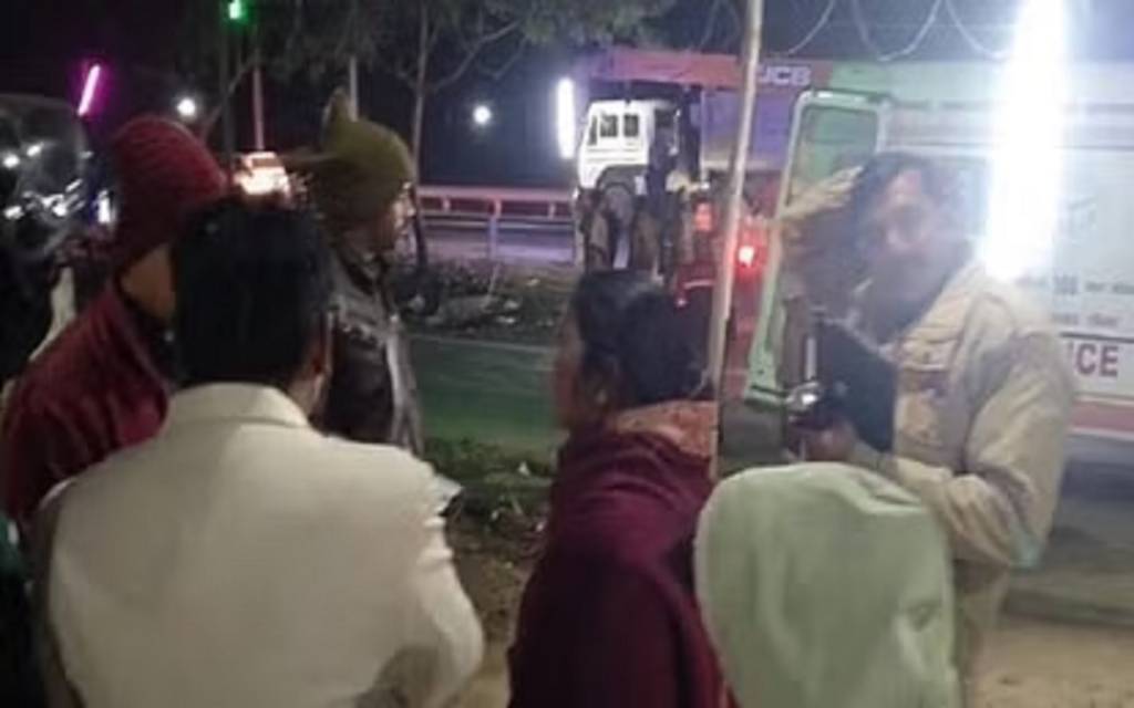 यूपी के प्रयागराज में भीषण हादसा, खड़ी ट्रेलर में पीछे से भिड़ी श्रद्धालुओं से भरी बस, दो की मौत, 18 घायल
