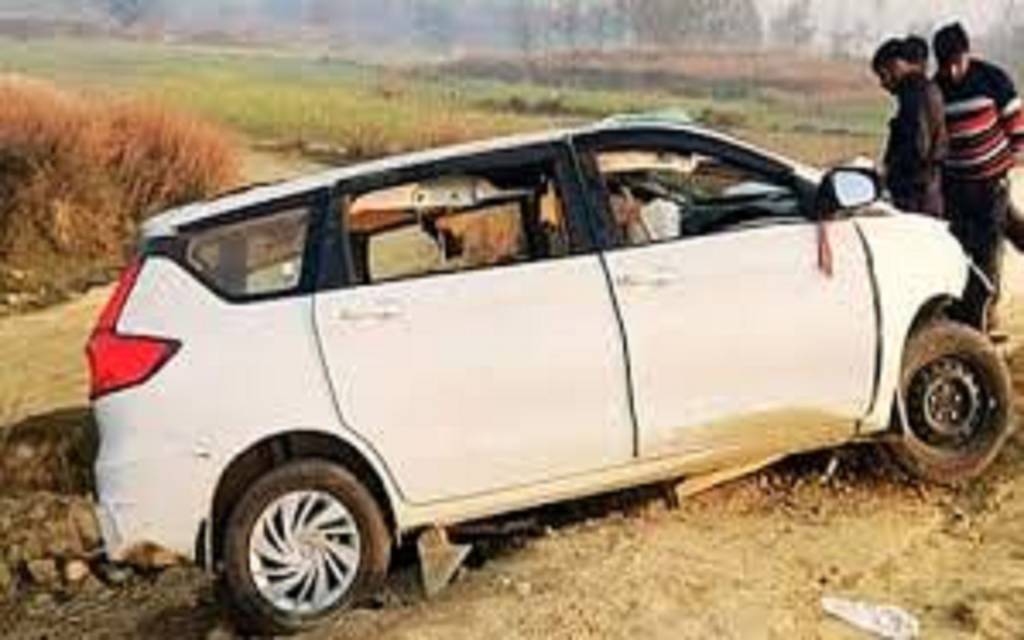 Azamgarh: महाकुंभ से लौट रहे नेपाल के श्रद्धालुओं से भरी कार डिवाइडर से टकराई, तीन की मौत, सात घायल