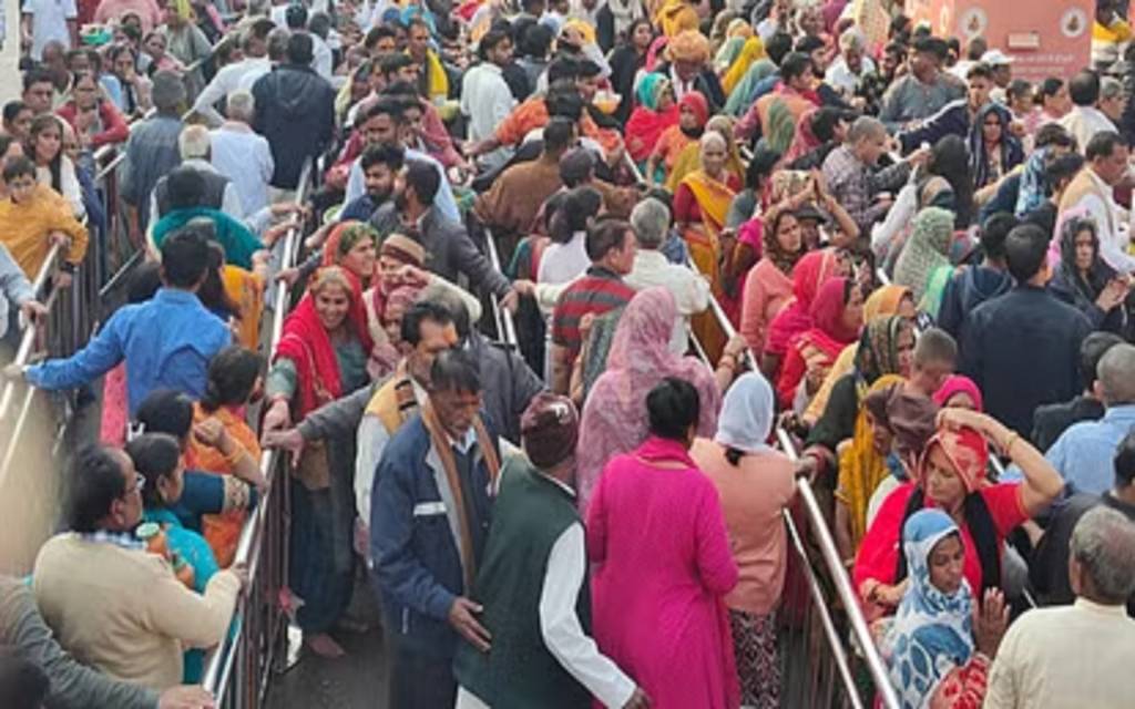 काशी विश्वनाथ मंदिर में दोपहर 12 बजे तक दो लाख भक्तों ने किए दर्शन