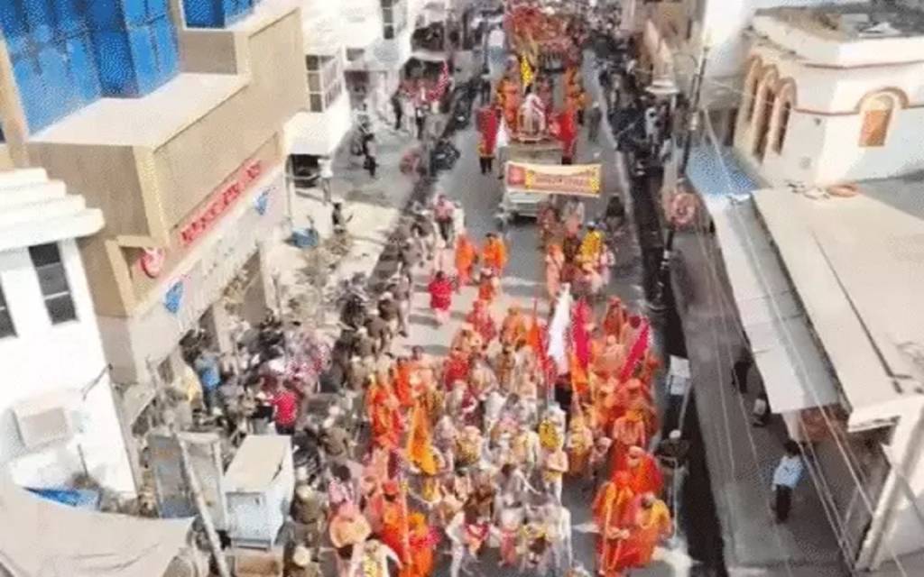श्री रमता पंच दशनाम अखाड़े की पेशवाई: शरीर पर चिता भस्म लगाकर बुलेट से निकले बाबा, डमरू की धुन पर त्रिशूल-भाले से करतब, देखिये तस्वीरें