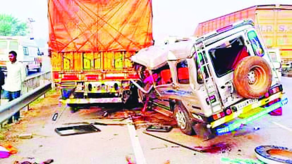 खड़ी ट्रक में घुसी कर्नाटक के श्रद्धालुओं की कार, 6 की मौत