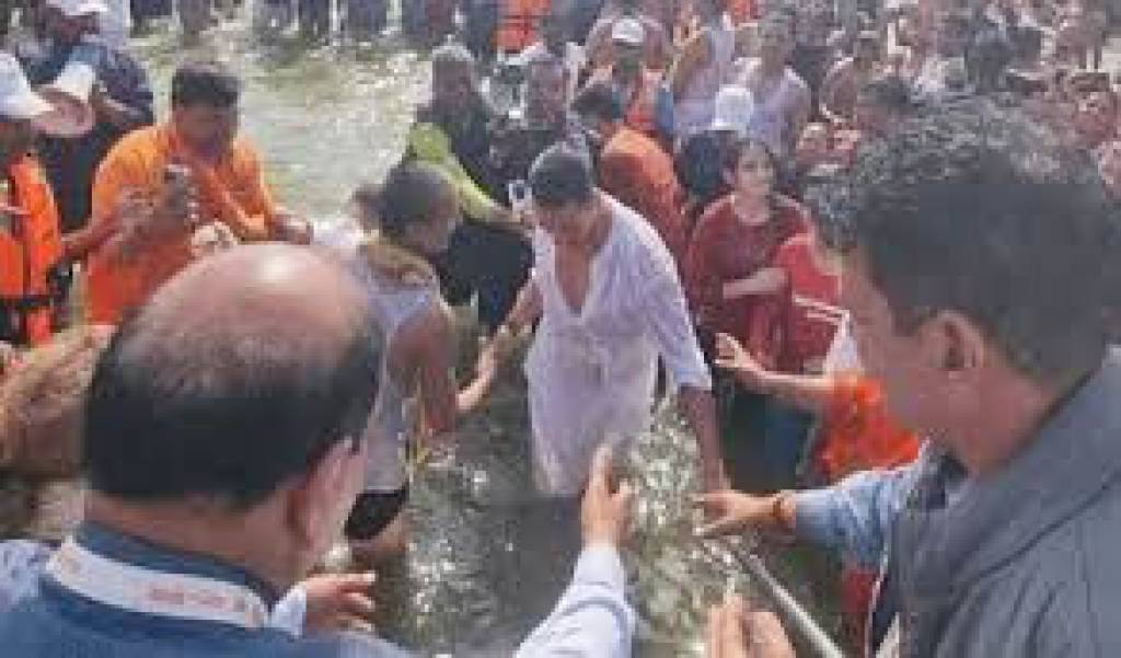 महाकुंभ में बॉलीवुड-अध्यात्म का अद्भुत संगम