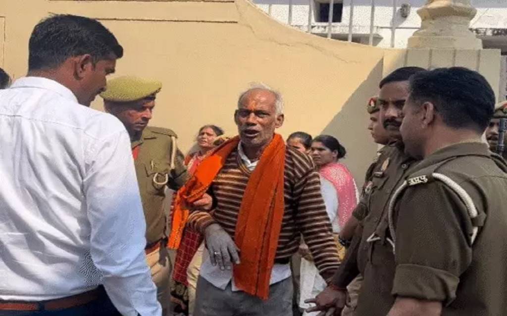 विधानसभा के सामने दंपती ने किया आत्मदाह का प्रयास, बोले- लापता बेटी को नहीं खोज रही UP पुलिस