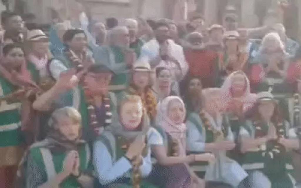 काशी विश्वनाथ मंदिर में 50 विदेशी श्रद्धालुओं ने किए बाबा के दर्शन, मंदिर के CEO ने सुविधाओं की दी जानकारी