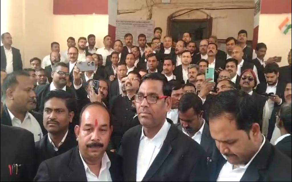 अधिवक्ता संशोधन बिल को लेकर कचहरी में अधिवक्ताओं का विरोध प्रदर्शन