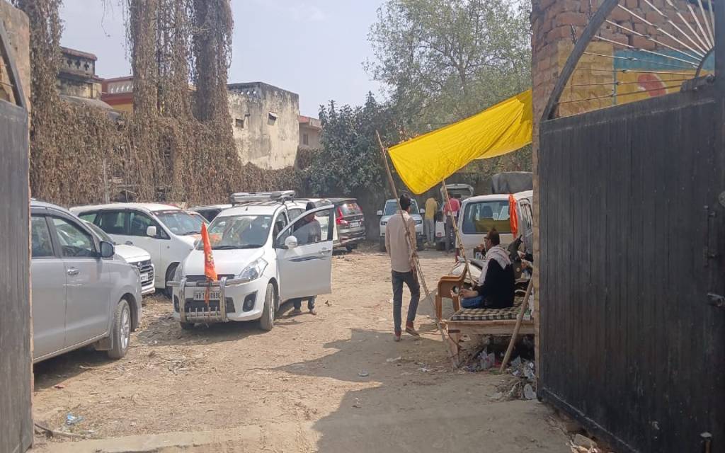 किसने दी छूट, वाहन पार्किंग के नाम पर मची है लूट, श्रद्धालुओं से वाहन पार्किंग के नाम पर वसूल रहे 12 घंटे का 800 रुपया