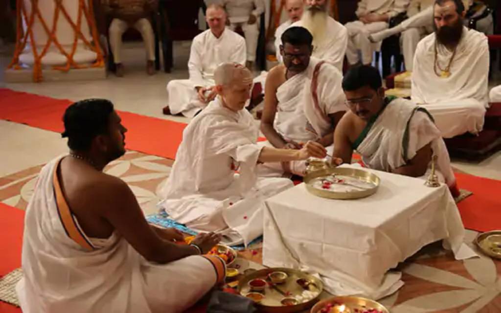 महाशिवरात्रि पर अमेरिका की अन्ना थेरेसा ने अपनाया सनातन धर्म, बोलीं- सनातन की सरलता से अभिभूत हूं...