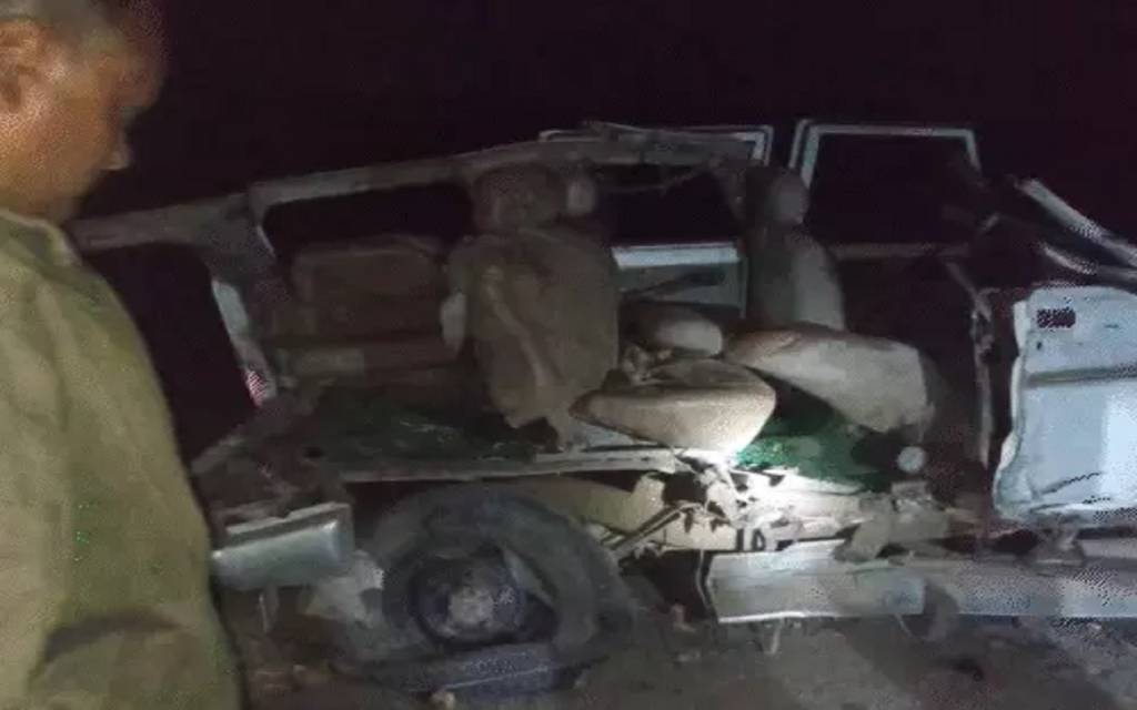 चंदौली में भीषण सड़क हादसा, बोलेरो और ट्रक की टक्कर में 4 लोगों की मौत, 6 घायल