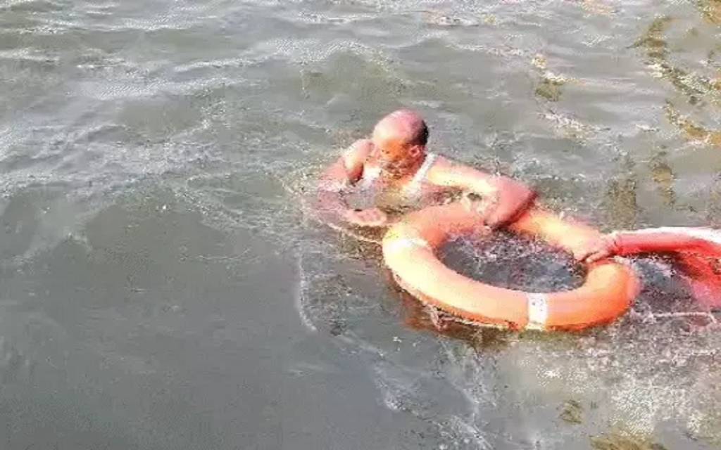 Varanasi: मणिकर्णिका घाट पर स्नान के दौरान डूबने लगा श्रद्धालु , NDRF टीम ने बचाई जान