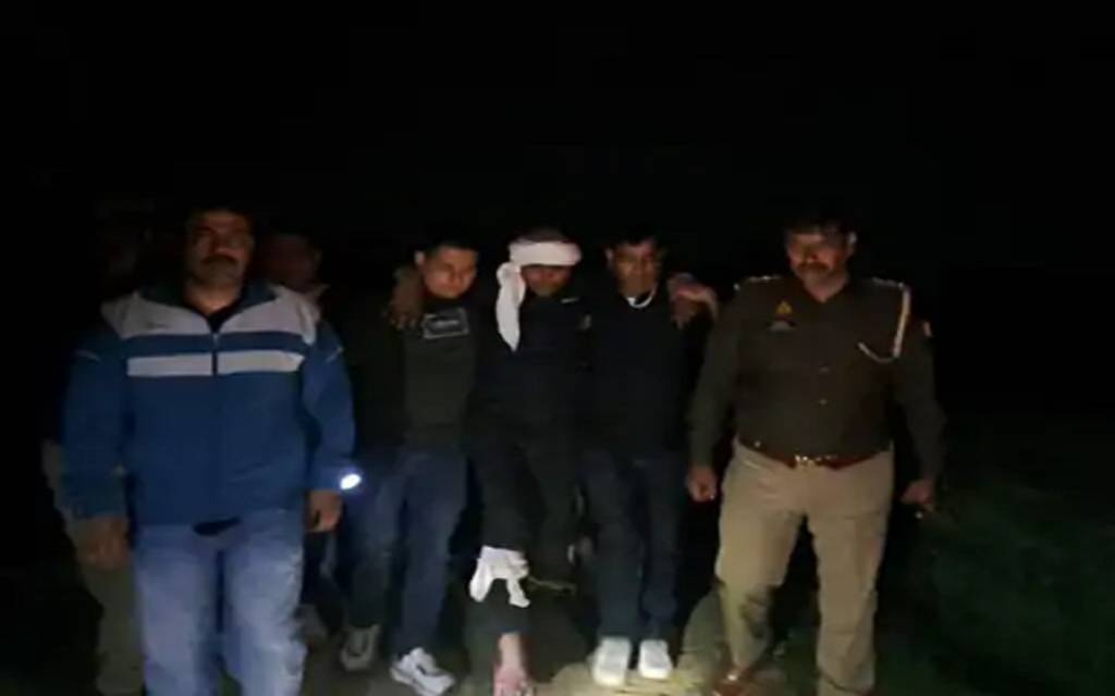 25 हजार का इनामी बदमाश मुठभेड़ में गिरफ्तार, पुलिस की जवाबी कार्रवाई में पैर में लगी गोली 