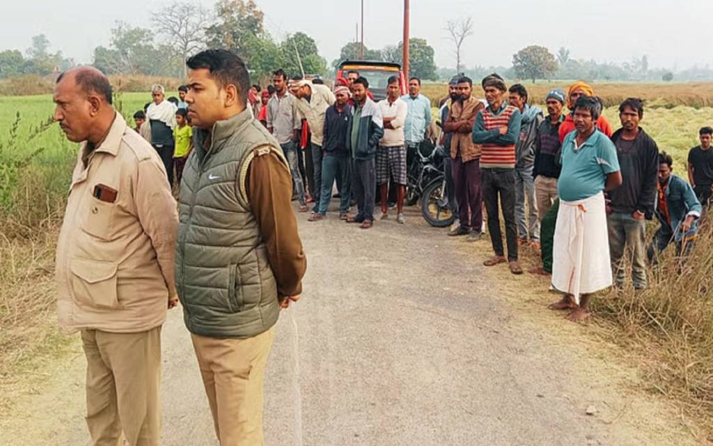 मिर्जापुर में महिला की गला रेतकर हत्या, खेत में अर्धनग्न मिला शव, पुलिस मामले की छानबीन में जुटी