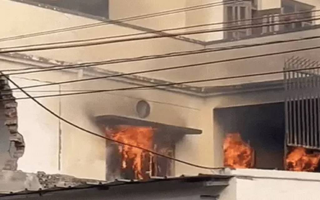 प्रयागराज में माफिया अतीक अहमद के ऑफिस में लगी आग, लोगों में दहशत, फायर ब्रिगेड की टीम ने बुझाई आग