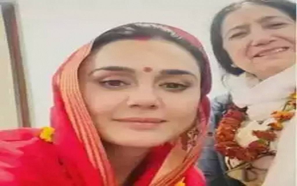 मां संग काशी की गलियों में घूमीं प्रीति जिंटा, बाबा विश्वनाथ के दर्शन किए, इंस्टा हैंडल पर वीडियो शेयर कर फैंस को दिखाई झलक