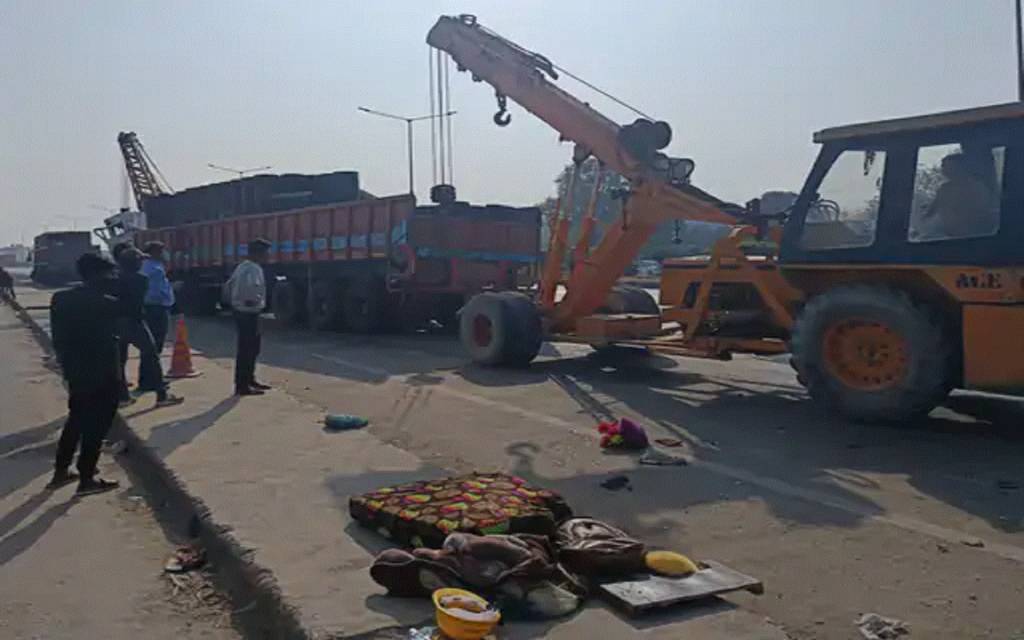 वाराणसी-प्रयागराज हाईवे पर सड़क किनारे खड़े ट्रक में घुसा ट्रेलर, ट्रक चालक की मौत