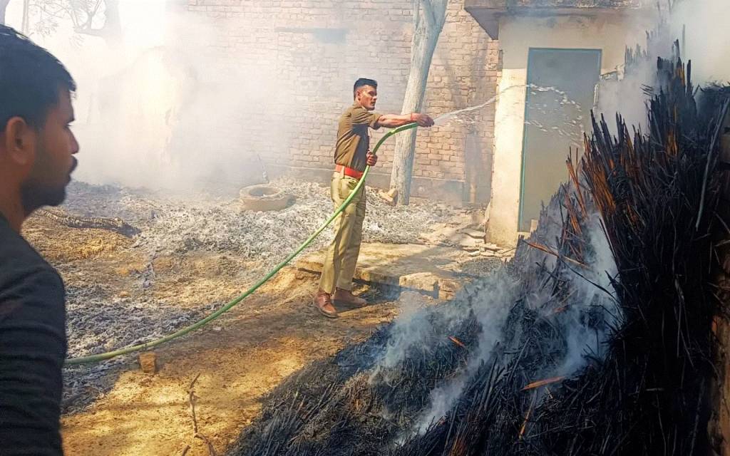 Varanasi: दलित बस्ती में आग का तांडव, आधा दर्जन झोपड़ी खाक जलकर खाक, फायर ब्रिगेड ने आग पर पाया काबू