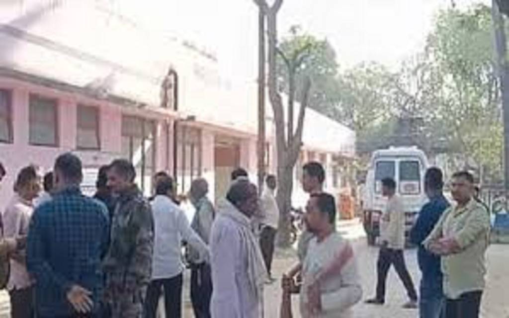 स्कूल बस ने बाइक को मारी टक्कर, परीक्षा दिलाने जा रहे युवक की मौत, दो बहनें घायल