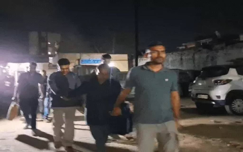 चंदौली के मैरिज लॉन में सीबीआई का छापा, रेलवे के 9 लोको पायलट गिरफ्तार