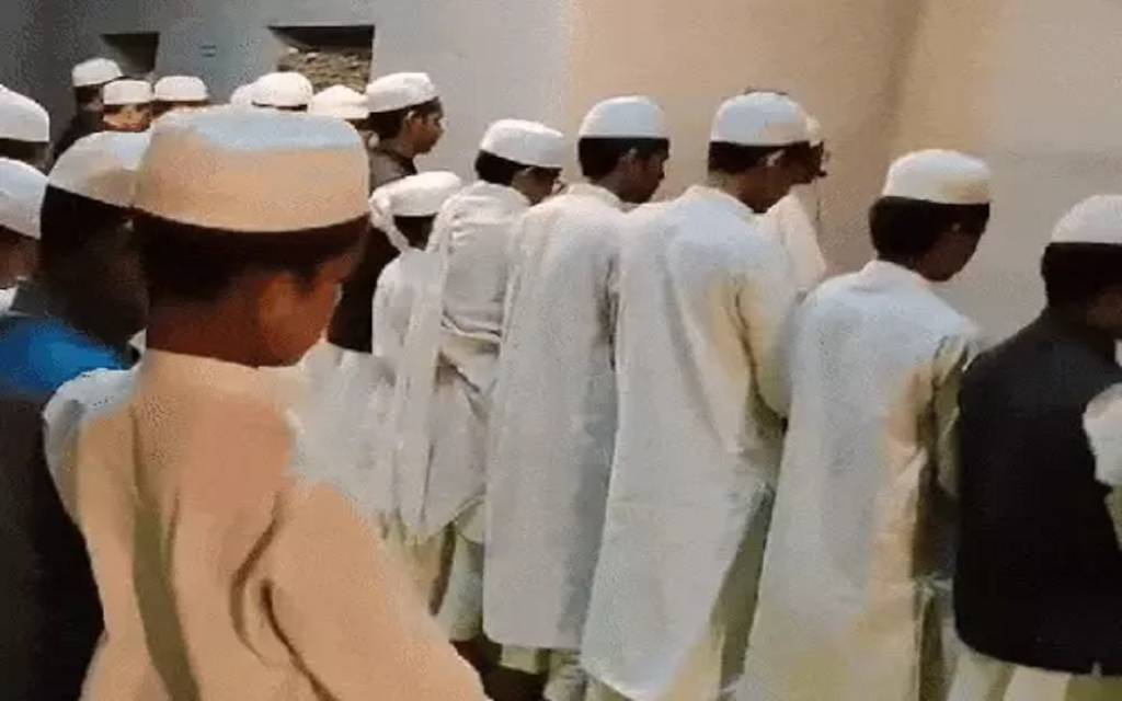 जोशो ख़रोश से मुस्लिम बंधु हो रहे नमाजे तरावीह में शामिल