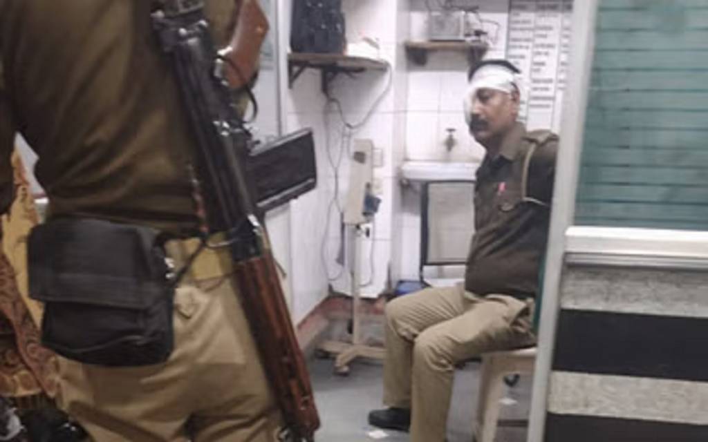 PAC जवान के कंधे से गिरी कार्बाइन और चल गई गोली, सिपाही-दुकानदार घायल