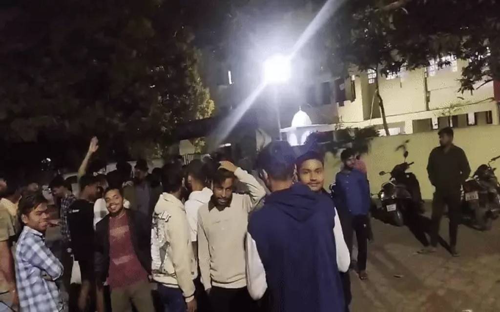 लखनऊ यूनिवर्सिटी के हॉस्टल के मेस खाने में निकला कीड़ा, हॉस्टल के बाहर जमकर किया हंगामा