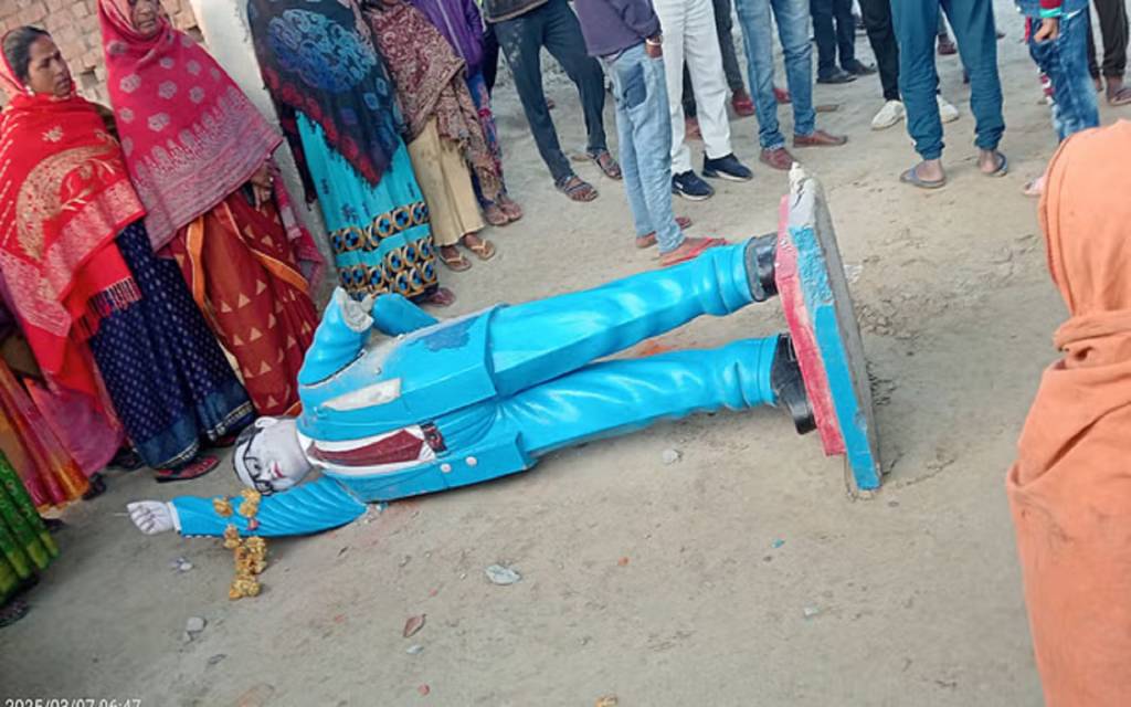 अराजकतत्वों ने डॉ. भीमराव आंबेडकर की मूर्ति को किया क्षतिग्रस्त, ग्रामीणों ने जताया रोष