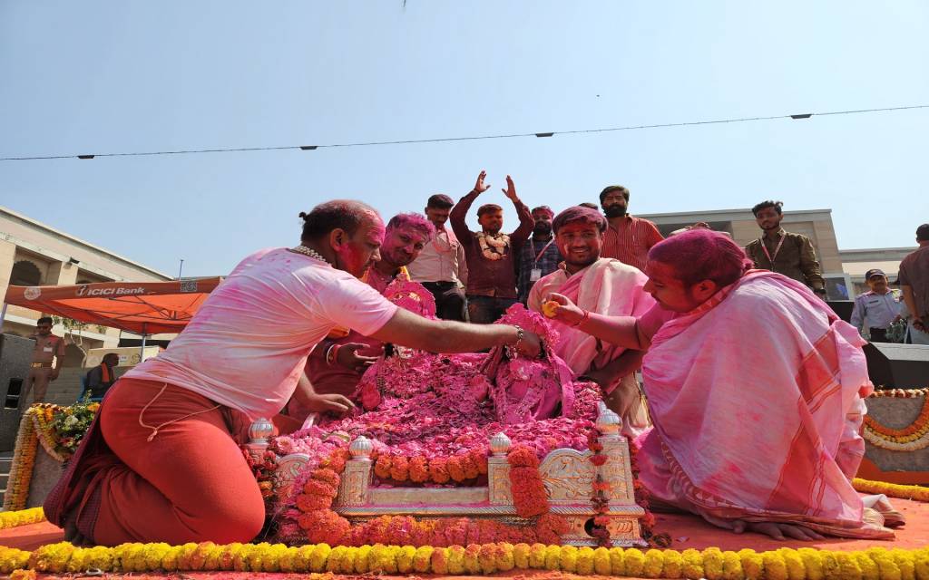 रंगभरी एकादशी पर भक्तों ने बाबा व गौरा को अर्पित किया हल्दी- गुलाल, हर-हर महादेव से गूंजा विश्वनाथ धाम