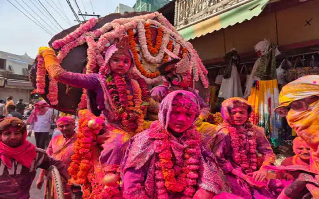 वृंदावन में राधा-कृष्ण ने भक्तों पर बरसाए रंग, श्रद्धालुओं ने लगाया गुलाल, देसी-विदेशी भक्त रंग में सरोबार