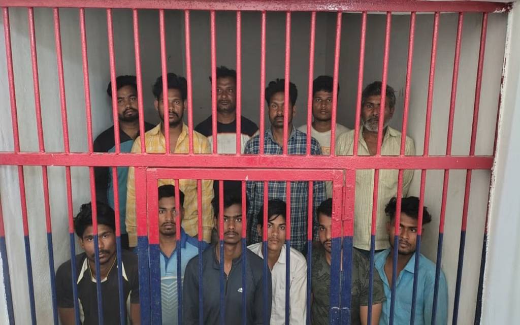 बुलेट के साइलेंसर से आवाज निकालने पर दो पक्ष आपस में भिडे़, पुलिस के सामने जमकर चलें ईंट-पत्थर, 12 लोग गिरफ़्तार