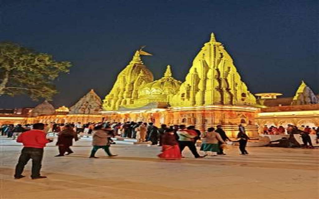 श्रीकाशी विश्वनाथ धाम परिसर स्थित बैकुंठ मंदिर का शिखर गिरा, बंदरों की भाग-दौड़ से 2 स्वर्ण कलश टूटे, आज होगी मरम्मत