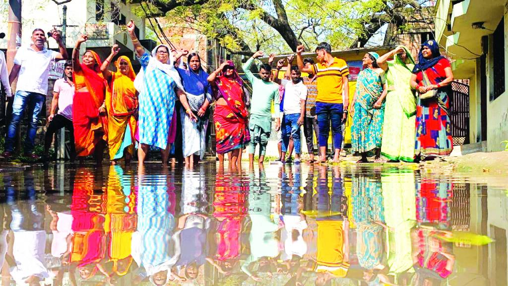 जिम्मेदारों को शर्म नहीं आनी, सड़क पर बहता सीवर का पानी