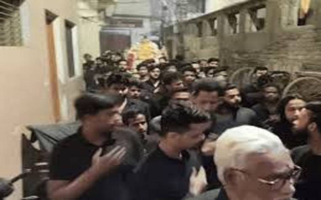 वाराणसी में हजरत अली की याद में निकाला तुर्बत का जुलूस, अजादारों ने की सीनाजनी