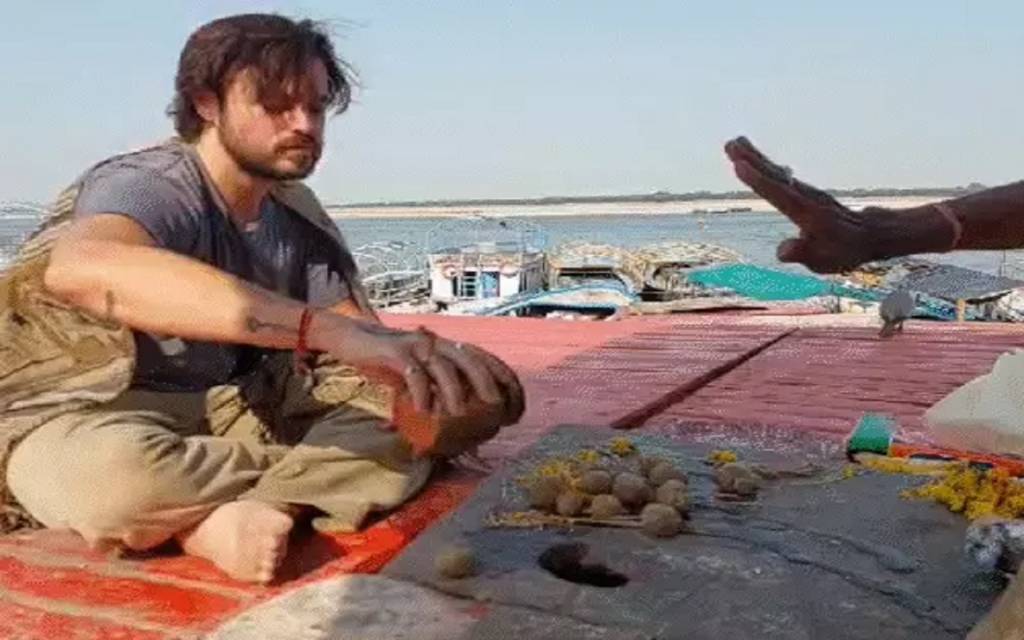ऑस्ट्रेलिया से पिता का तर्पण करने के लिए काशी आए मैथ्यू, गंगा घाट पर किया पिंडदान
