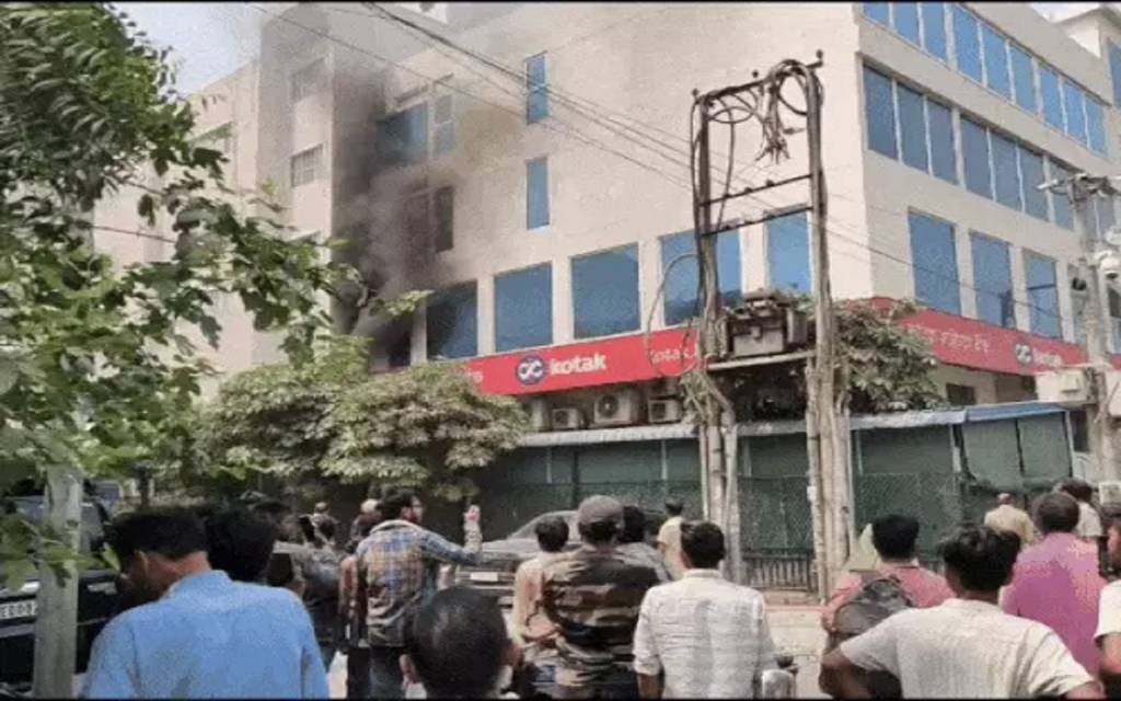 वाराणसी में कोटक महिंद्रा बैंक में शार्टसर्किट से लगी आग, एक घायल, मची अफरातफरी