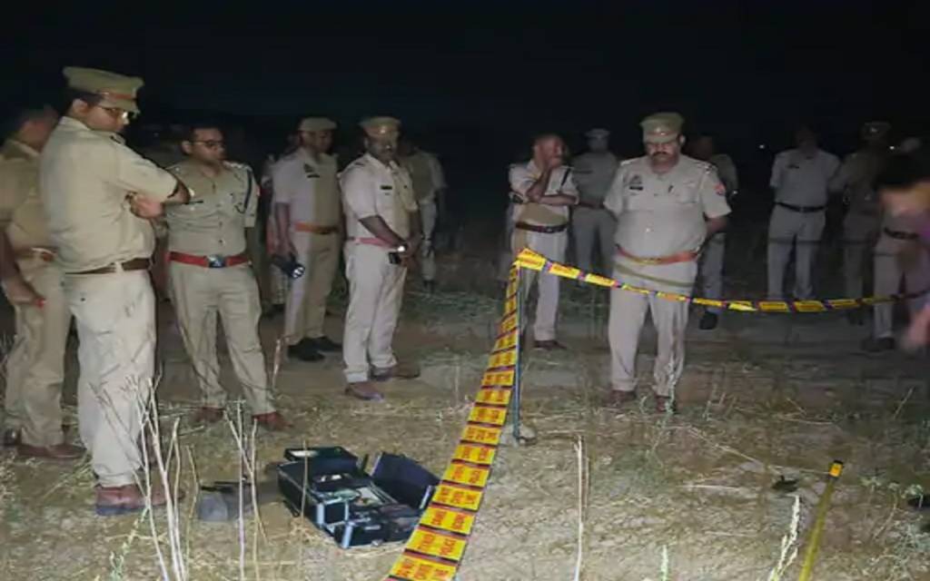 बलिया में पुलिस मुठभेड़ के बाद 4 आरोपी गिरफ्तार, एक को लगी गोली, 63 एटीएम कार्ड और हथियार बरामद